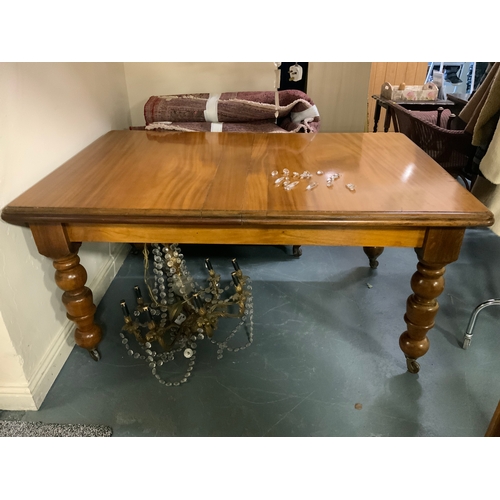 833 - A Victorian mahogany wind-out dining table raised on turned baluster supports H 76 cm, L 158 cm