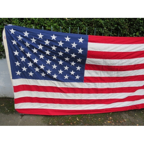 73 - A VINTAGE US COFFIN / DRAPE FLAG BY VALLEY FORGE, 148 cm x 296 cm