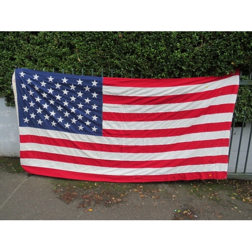 73 - A VINTAGE US COFFIN / DRAPE FLAG BY VALLEY FORGE, 148 cm x 296 cm