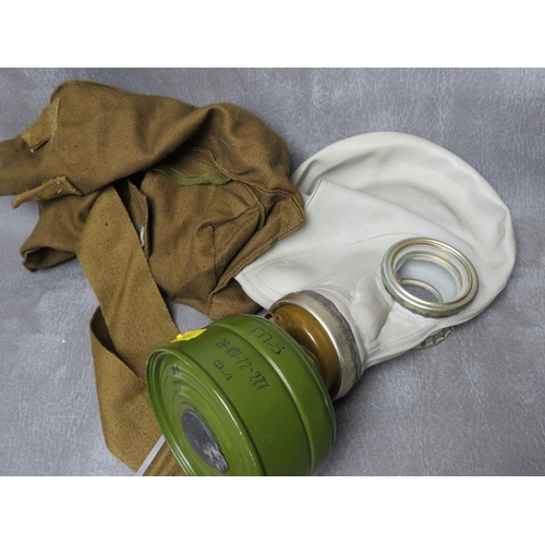 75 - A WW2 ARP GAS MASK IN BAG, (with reissue markings to bag to HMP 1952), along with a 1970s Russian ma... 