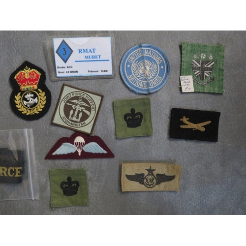 157 - A COLLECTION OF MILITARY CLOTH BADGES ETC., to include WWII US air crew insignia, a S/Staffs 2nd Bat... 