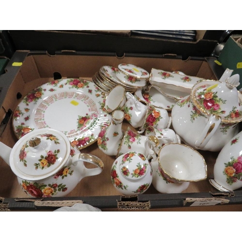 108 - A tray of Royal Albert and other Old Country Roses style ceramics to include a teapot etc