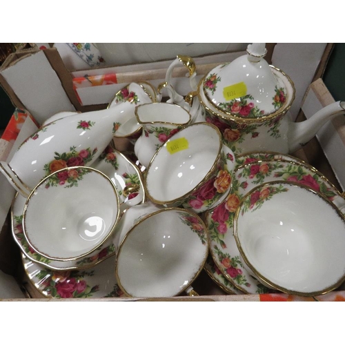 121 - A small tray of Royal Albert Old Country Roses together with a tray of ceramics (2)