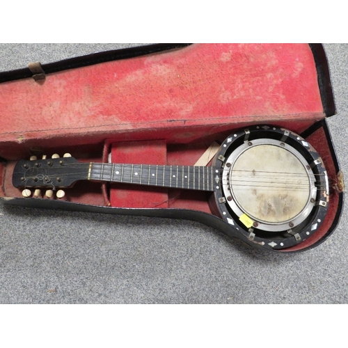 314 - A cased vintage ukulele