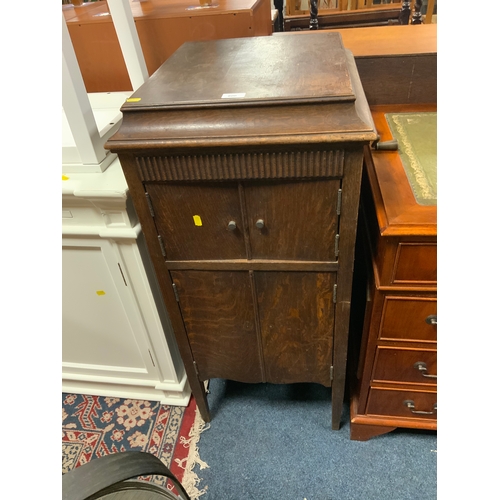 806 - A vintage oak Dulcetto cased gramophone