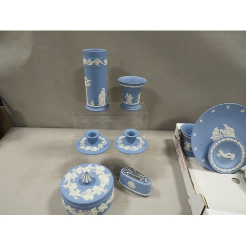 409 - A tray of assorted Wedgwood jasperware to include a sleeve vase