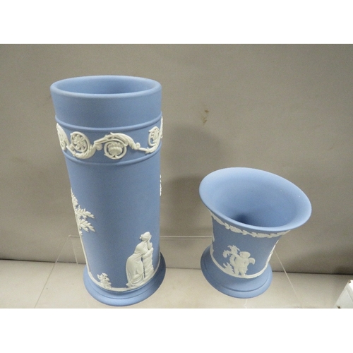 409 - A tray of assorted Wedgwood jasperware to include a sleeve vase