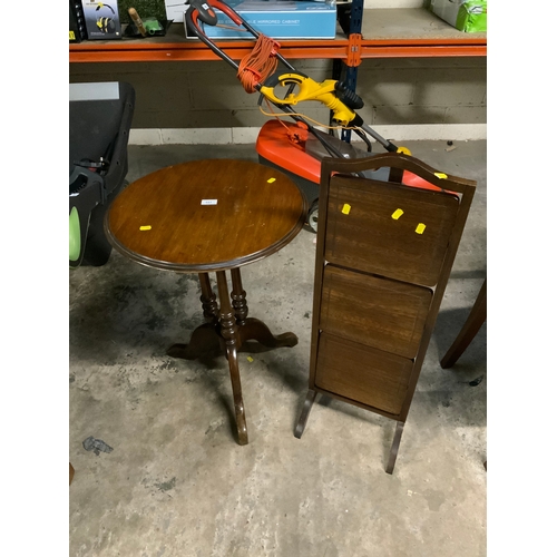 841 - A small reproduction mahogany pedestal table together with a dumb waiter (2)