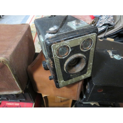 143 - A tray of vintage boxed cameras