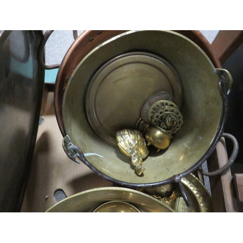 169 - A tray of assorted metal ware to include brass jam pans etc