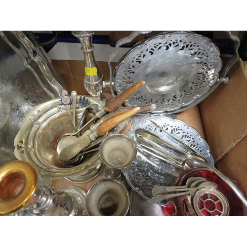 206 - A tray of assorted silver plated ware together with a tray of collectables to include mantle clocks