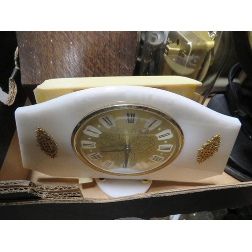 206 - A tray of assorted silver plated ware together with a tray of collectables to include mantle clocks