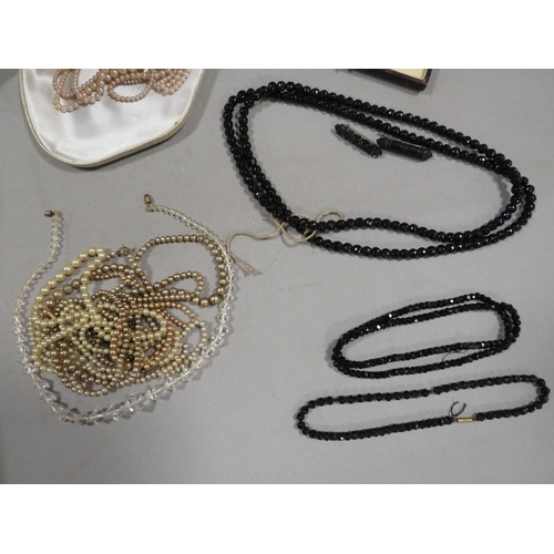 326 - A small selection of costume jewellery to include a long faceted bead necklace