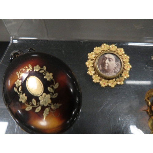 362 - A Victorian pique locket and brooch, along with three other Victorian brooches, some A/F (5)