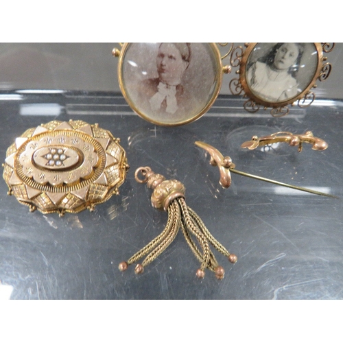 375 - A selection of gold and gold plated items to include a mourning brooch