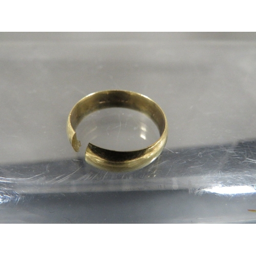 379 - A hallmarked 18 carat wedding band A/F approx weight 4.9g