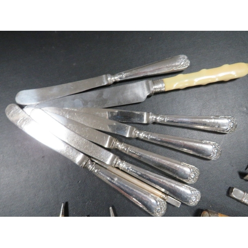 389 - A tray of hallmarked silver or part hallmarked items to include a gold filled propelling pencil