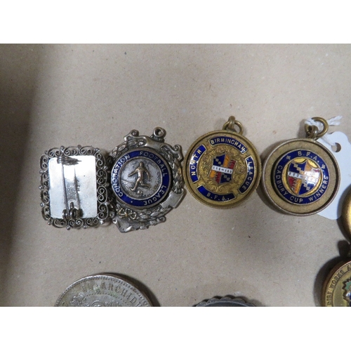 392 - A small collection of coins, brooches, fobs etc