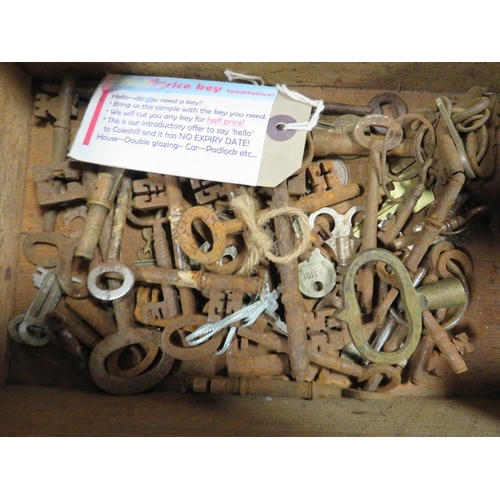 395 - Two boxes containing vintage and antique keys