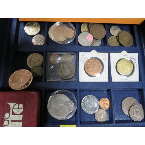 426 - A tray of collectable coins, to include a Waterloo medallion etc.