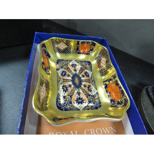 445 - A tray of assorted collectable to include a Royal Crown Derby pin dish, figurines etc