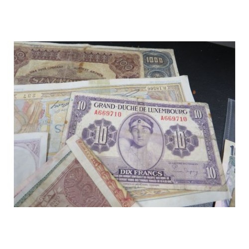 439 - A selection of world bank notes