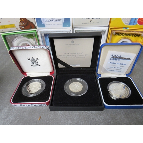 257 - A COLLECTION OF ROYAL MINT SILVER COINS, consisting of five pound 2000, 50 pences 1992 / 93 dual dat... 