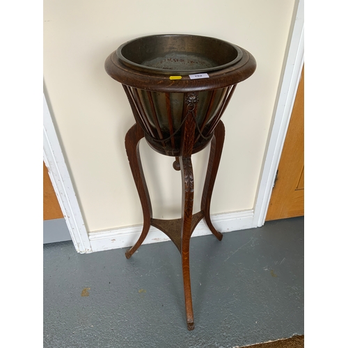 702 - An early 20th century oak jardinière stand