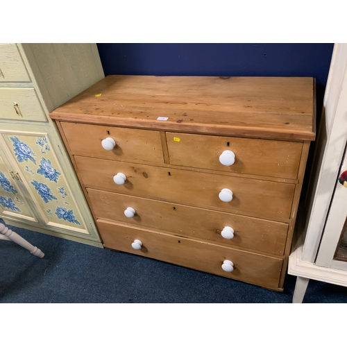 719 - A Victorian pine chest of five drawers W 101 cm