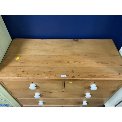 719 - A Victorian pine chest of five drawers W 101 cm