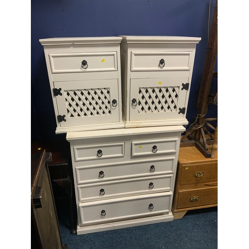724 - A cream painted chest of drawers and a pair of bedside chests. (3)