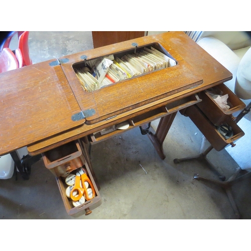 638 - A vintage sewing machine table & accessories