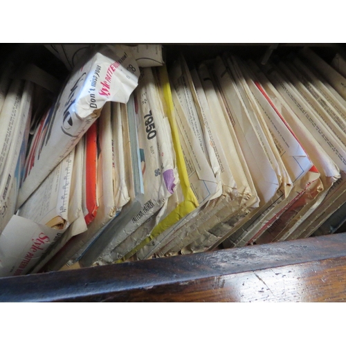 638 - A vintage sewing machine table & accessories