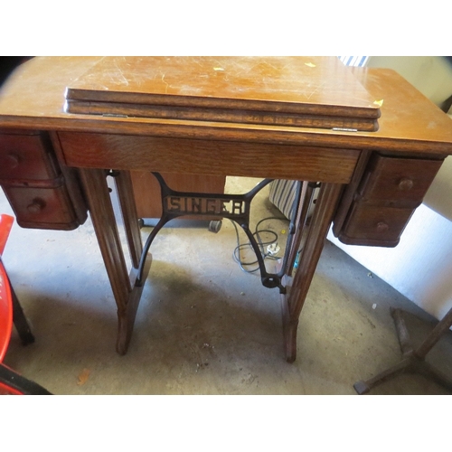 638 - A vintage sewing machine table & accessories