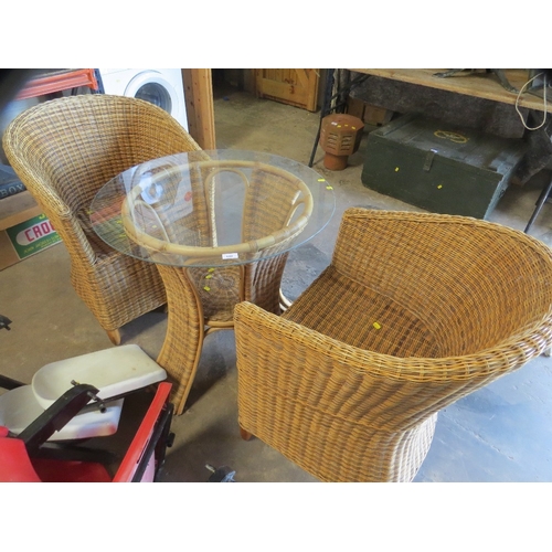 642 - A wicker 3pc garden patio set comprising a table and two chairs