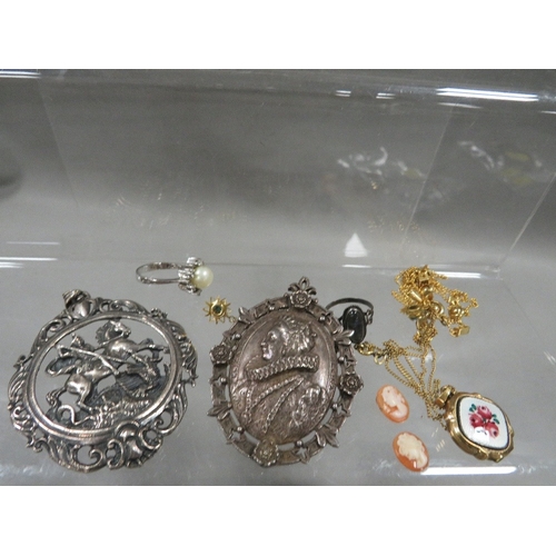 359 - A small quantity of vintage jewellery