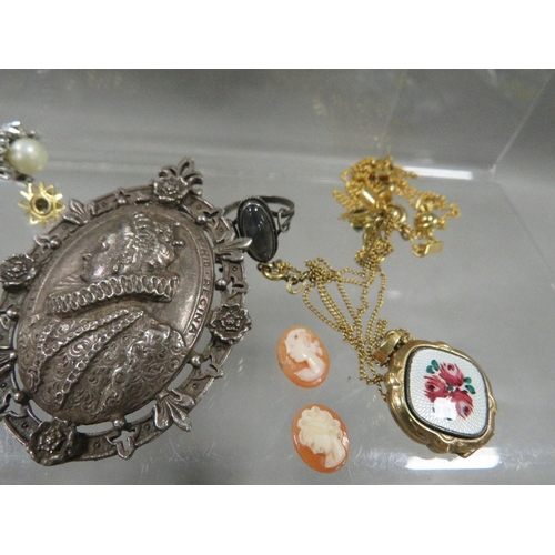 359 - A small quantity of vintage jewellery