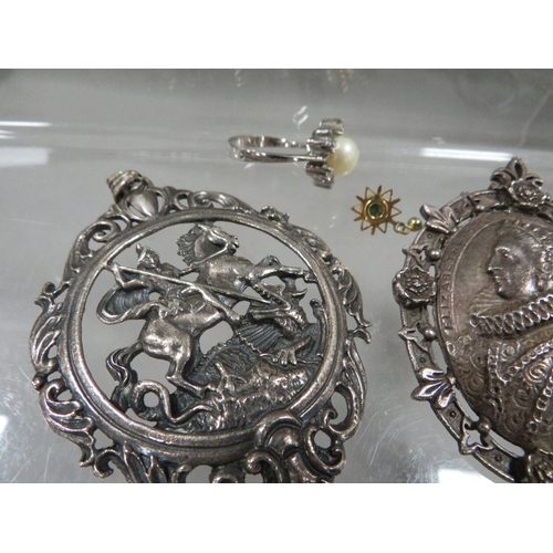 359 - A small quantity of vintage jewellery