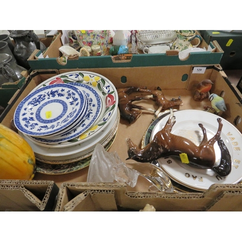 129 - A small tray of assorted Oriental figurines together with a small tray of ceramics (2)