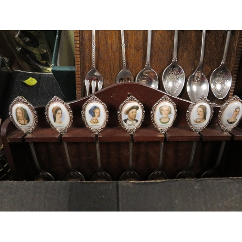 137 - A tray of collectables to include spoons, thimbles etc
