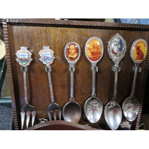 137 - A tray of collectables to include spoons, thimbles etc