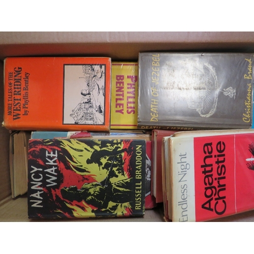 138 - A large quantity of assorted hardback and paperback books