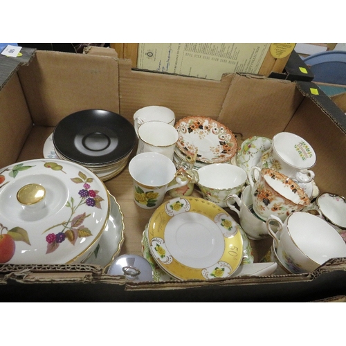 140 - Three trays of assorted ceramics to include include collatable Sadler teapots, Royal Worcester etc t... 