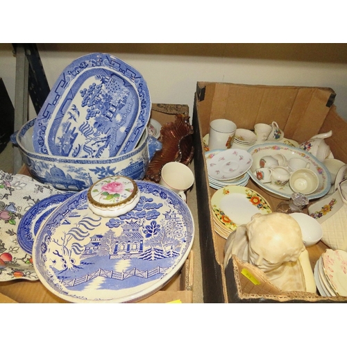 151 - Two trays of vintage ceramics to include blue/white examples
