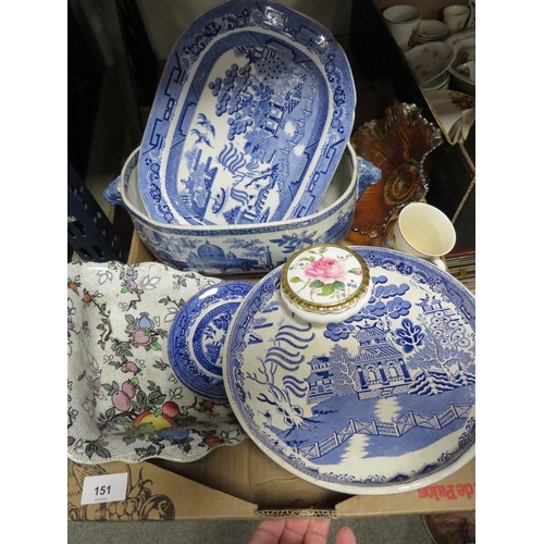 151 - Two trays of vintage ceramics to include blue/white examples