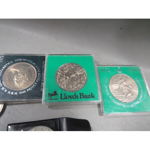 436 - A large quantity of commemorative crown coins, including cased examples