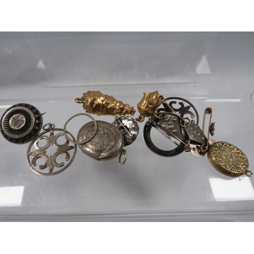 330 - A bag of assorted vintage pendants, brooches etc