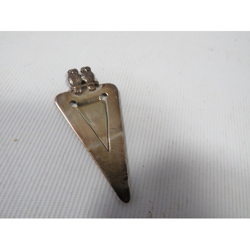 432 - A novelty hallmarked silver bookmark with two owls