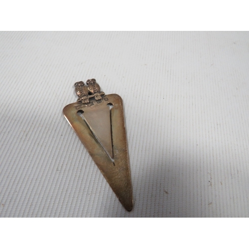 432 - A novelty hallmarked silver bookmark with two owls