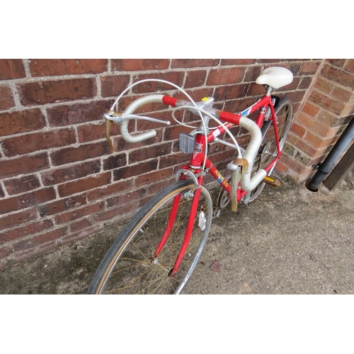 An Apollo Mirage retro 5 speed racing bike